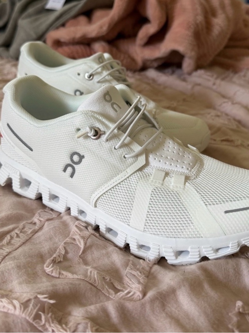 On Running White Athletic Sneakers new never worn - Picture 4 of 5